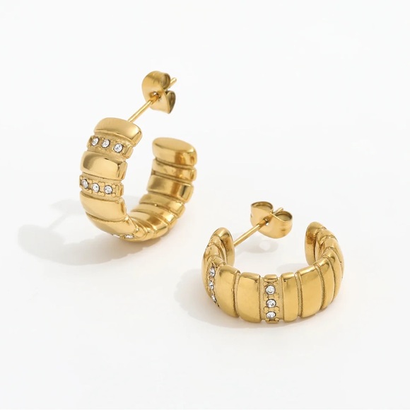 18K Gold Plated Hoop Earrings*Huggie Earrings* - Picture 1 of 6